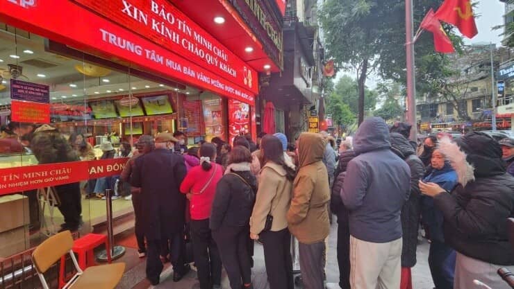 Giá vàng hôm nay mới nhất (23/1) vượt mức 173 triệu đồng/lượng: Người mua xếp hàng dài, nhà vàng lại dừng bán sớm