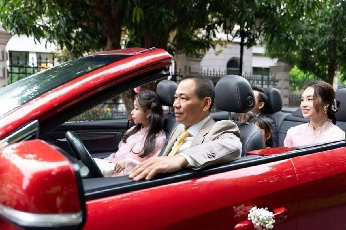 Lần đầu lộ diện VF9 mui trần độc bản: Tỷ phú Phạm Nhật Vượng trực tiếp làm “tài xế” ngày cưới con trai