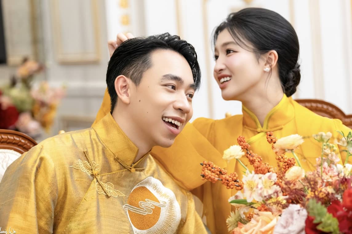 Hé lộ bên trong lễ hằng thuận của Phương Nhi - Minh Hoàng: Rước dâu bằng VF9 mui trần, dâu rể dính như sam