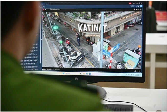 Camera AI - 'mắt thần' siêu nét soi lấn chiếm vỉa hè ở Hà Nội