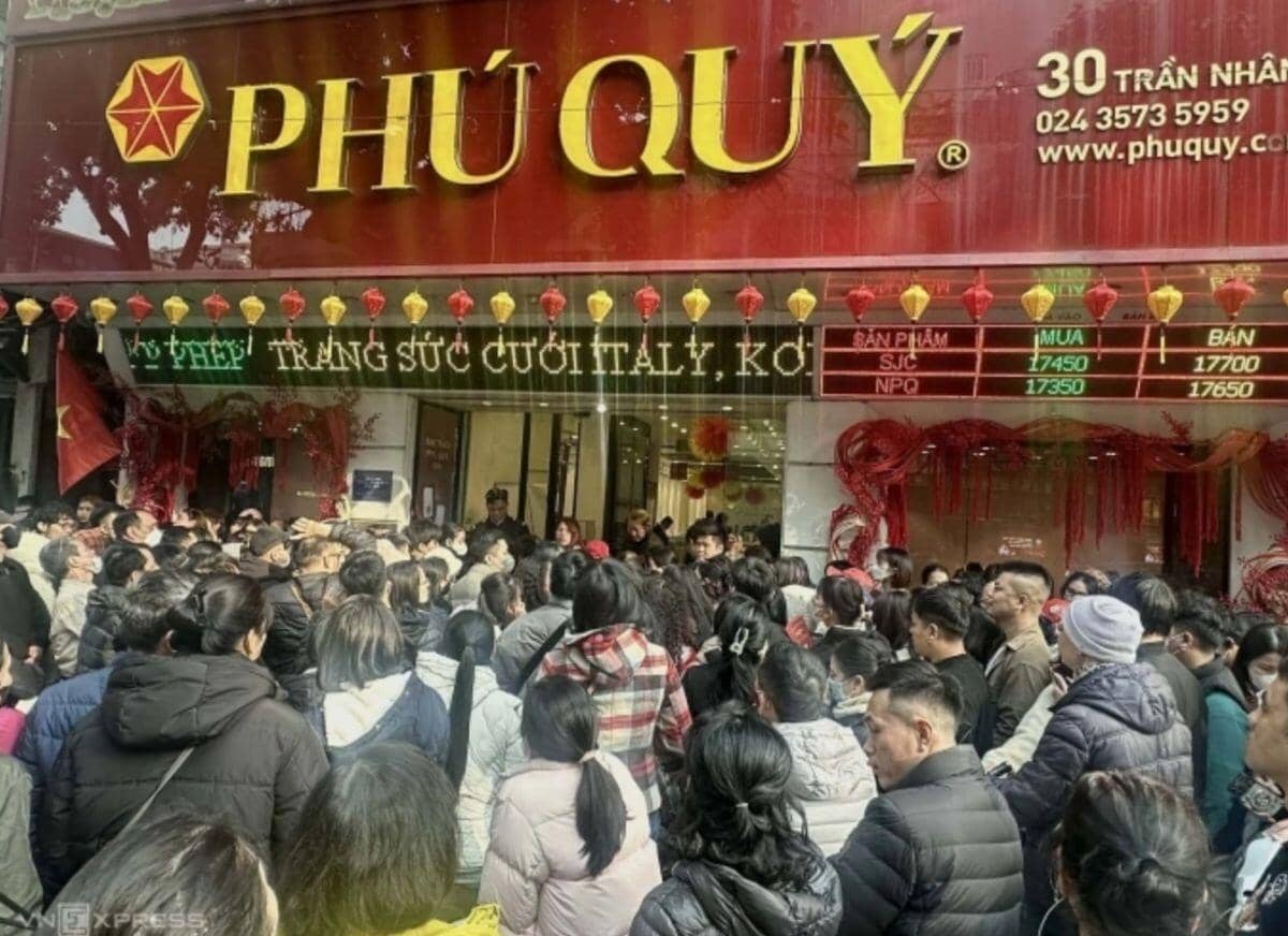 Xếp hàng dài chờ mua bạc miếng 'trên giấy'