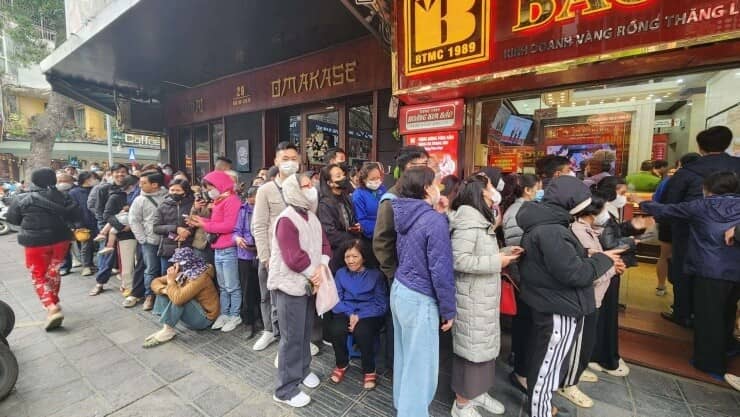 Giá vàng hôm nay mới nhất (3/2) tăng "sốc" 9 triệu/lượng: Người mua xếp hàng từ tờ mờ sáng, nhà vàng dừng nhận khách