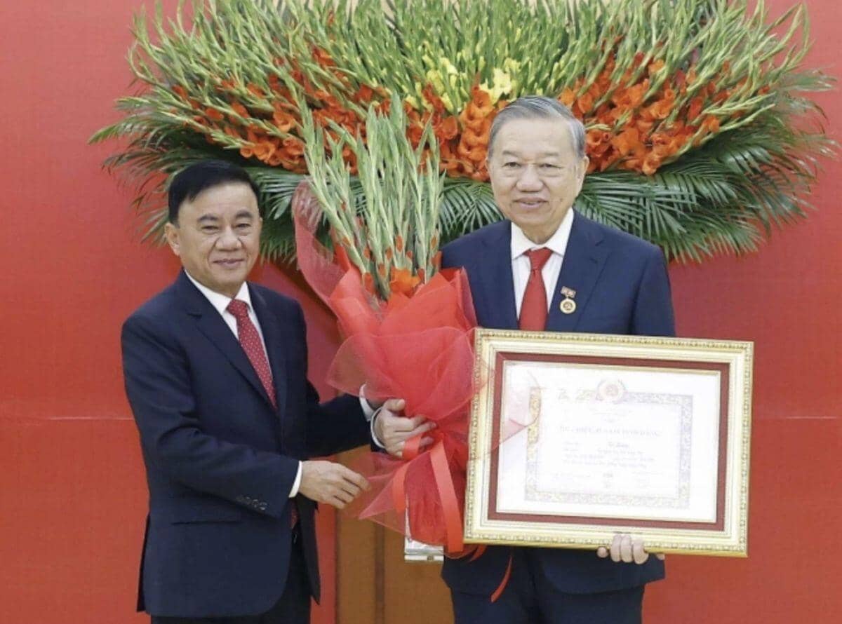 Tổng Bí thư Tô Lâm nhận huy hiệu 45 năm tuổi Đảng