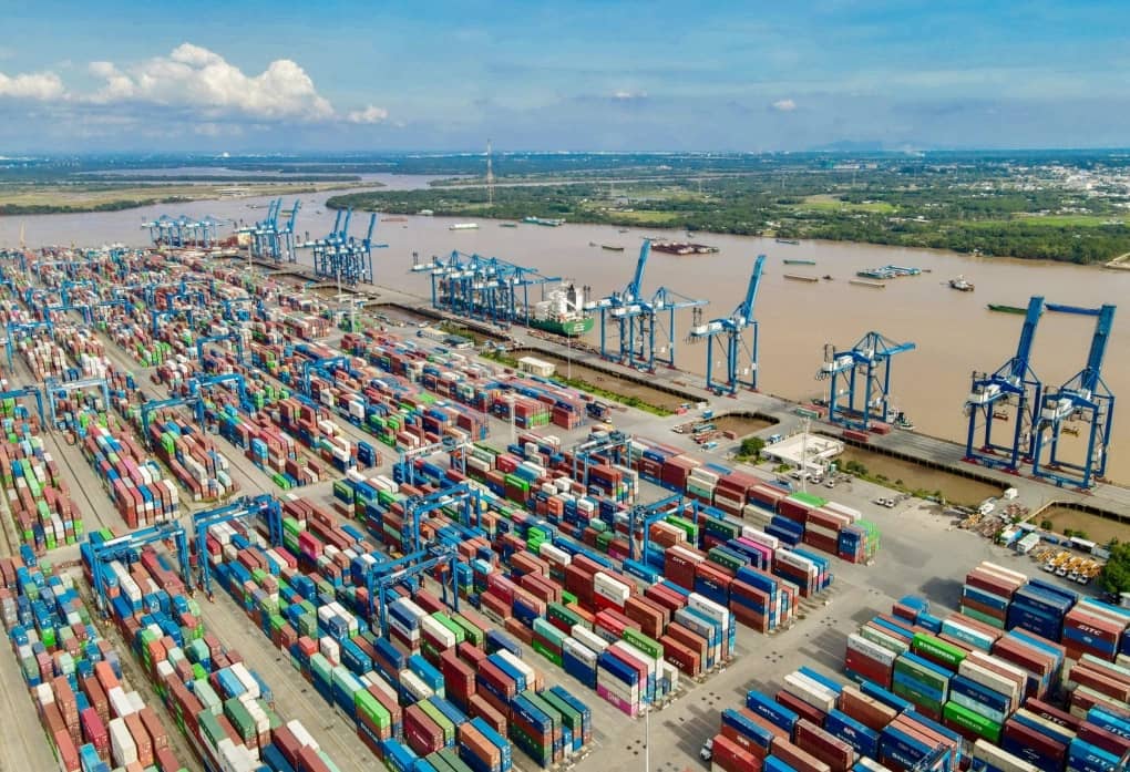 Loạt container thực phẩm vẫn chờ thông quan