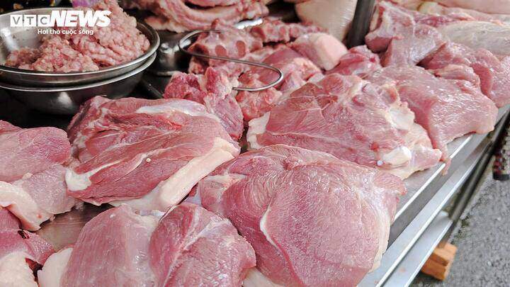 Chưa kịp sắm Tết, bà nội trợ đã ‘đau đầu’ vì giá thịt, trứng