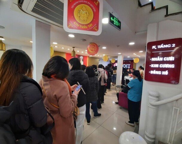 Lao vào vàng, bạc lúc cao trào: Nhà đầu tư nhỏ lẻ trả giá đắt