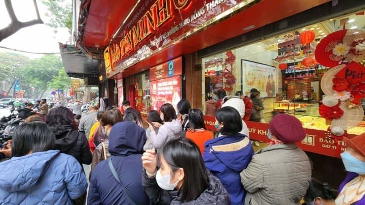 Giá vàng hôm nay mới nhất (5/2) giảm sốc: Nhà vàng "xả hàng", người mua vẫn xếp hàng dài