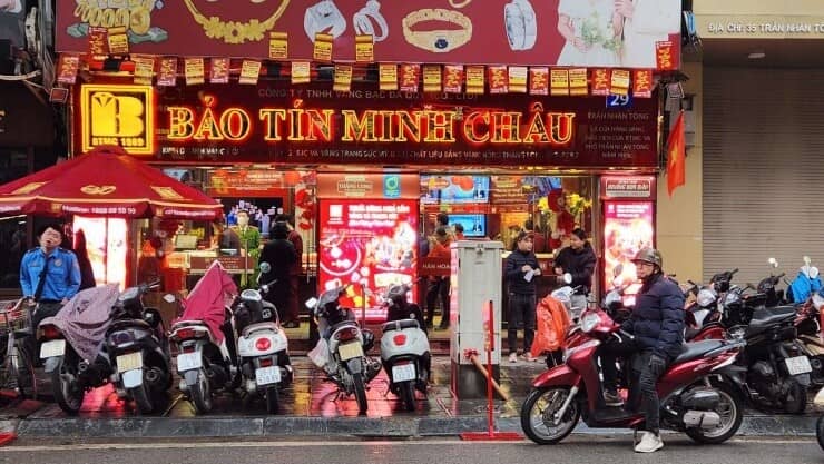 Giá vàng hôm nay mới nhất (9/2) tăng vọt: Người mua "tháo chạy", nhà vàng tăng số lượng bán