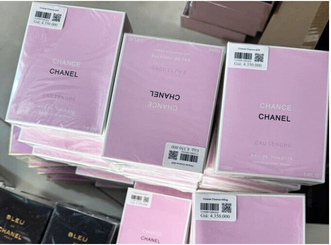 Đường dây bán 10.000 chai nước hoa Chanel, Versace, Burberry giả