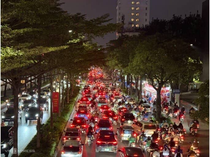 'Đánh vật' với tắc đường Hà Nội ngày cận Tết