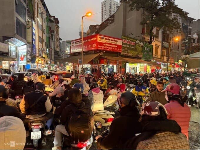 'Đánh vật' với tắc đường Hà Nội ngày cận Tết