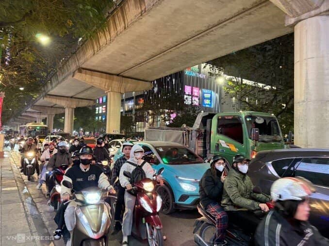 'Đánh vật' với tắc đường Hà Nội ngày cận Tết