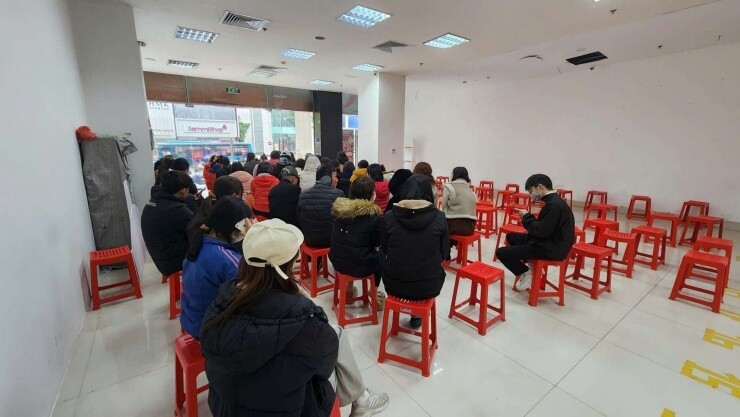 Giá vàng hôm nay mới nhất (11/2) diễn biến "lạ": Người mua lại xếp hàng, nhà vàng vẫn bán "trên giấy"