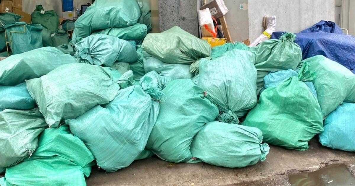 "Cơn khát" shipper và những kiện hàng "mắc cạn"