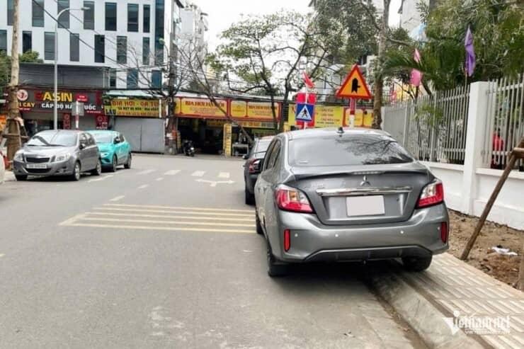 Đỗ xe 'gác chân' lên vỉa hè: Tưởng gọn gàng nhưng coi chừng bị phạt tiền triệu