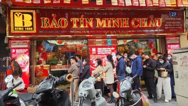 Giá vàng hôm nay mới nhất (12/2) tăng trở lại: Người mua tiếp tục xếp hàng dài
