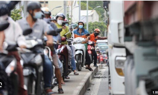 Đi làm 30 km bằng xe máy vì không dám lái ôtô vào nội thành Hà Nội