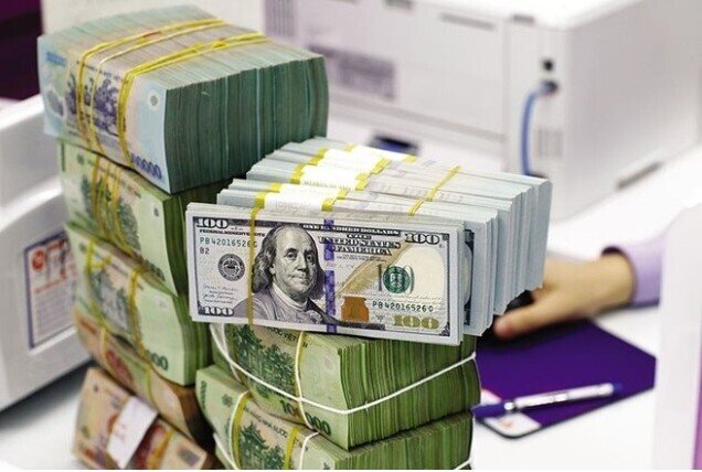 Lãi suất qua đêm “rơi tự do” về 4%, USD liên ngân hàng bất ngờ tăng vọt