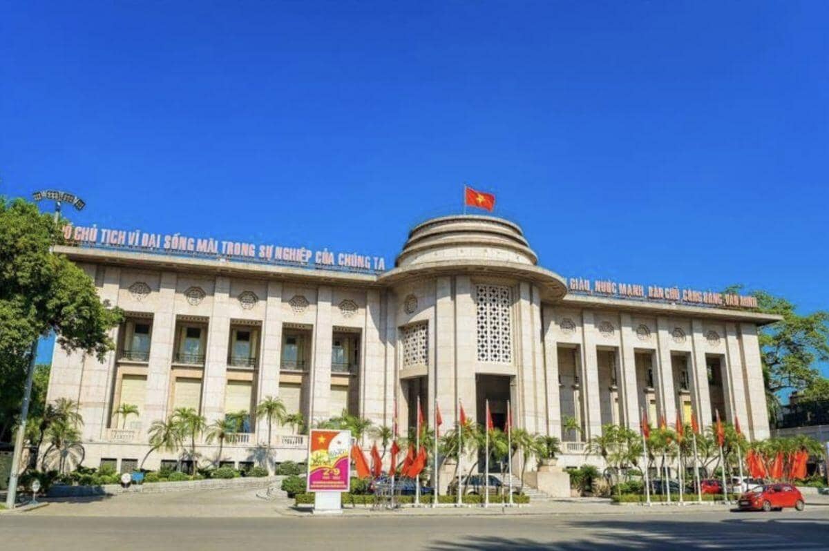 Lãi suất rơi mạnh trên diện rộng, tiền rẻ quay lại: NHNN bất ngờ hút ròng hơn 2.000 tỷ đồng
