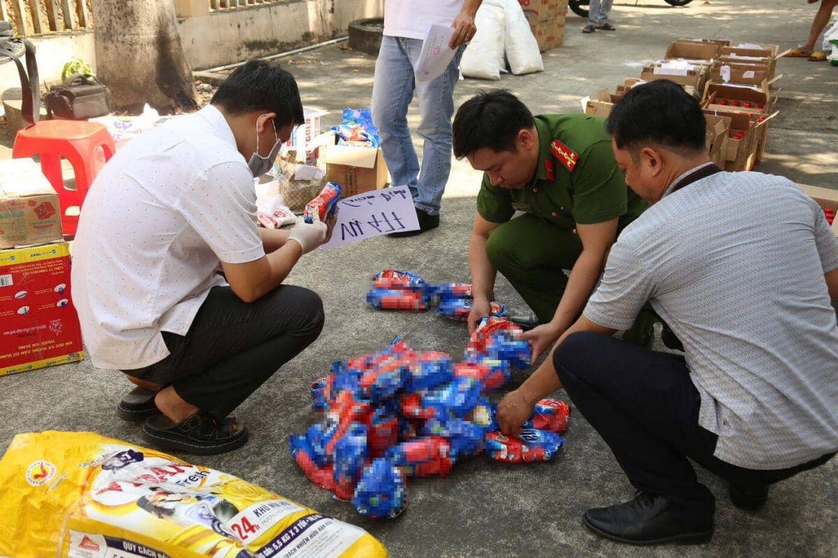 Hàng tấn nước mắm, bột ngọt, hạt nêm kém chất lượng suýt lọt ra thị trường bán Tết