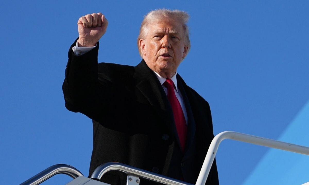 TT Trump: Quá bận rộn để làm bị cáo nhưng thừa thời gian để khởi kiện