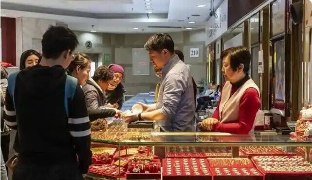 Người trẻ kiếm tiền từ vàng: Có người lãi 50%, có người “tiết kiệm vàng” lãi hơn 600 triệu đồng, nhưng rủi ro không hề nhỏ