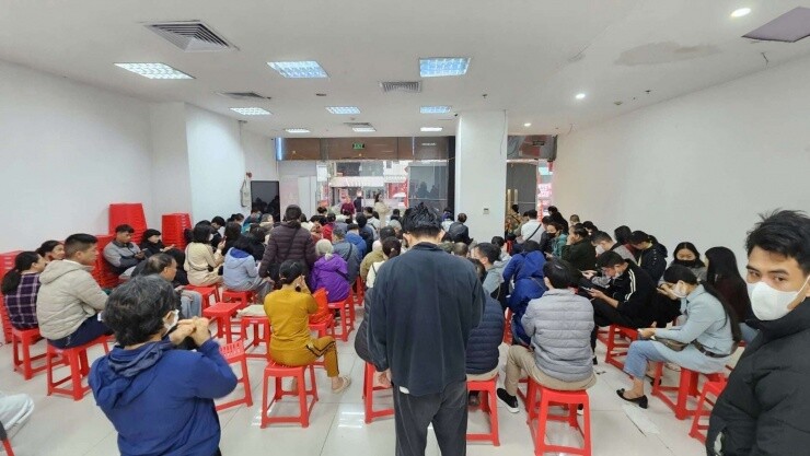 Giá vàng hôm nay mới nhất (23/2) tăng khủng khiếp: Người mua xếp hàng đông nghịt, nhà vàng cháy hàng