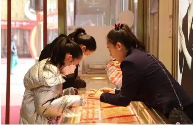 Người trẻ kiếm tiền từ vàng: Có người lãi 50%, có người “tiết kiệm vàng” lãi hơn 600 triệu đồng, nhưng rủi ro không hề nhỏ