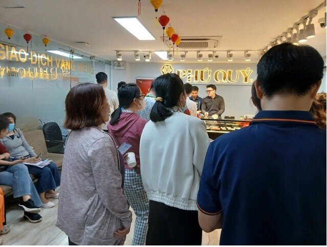 Người dân TPHCM đổ xô mua vàng, bạc, gửi tiết kiệm ngay ngày làm việc đầu năm