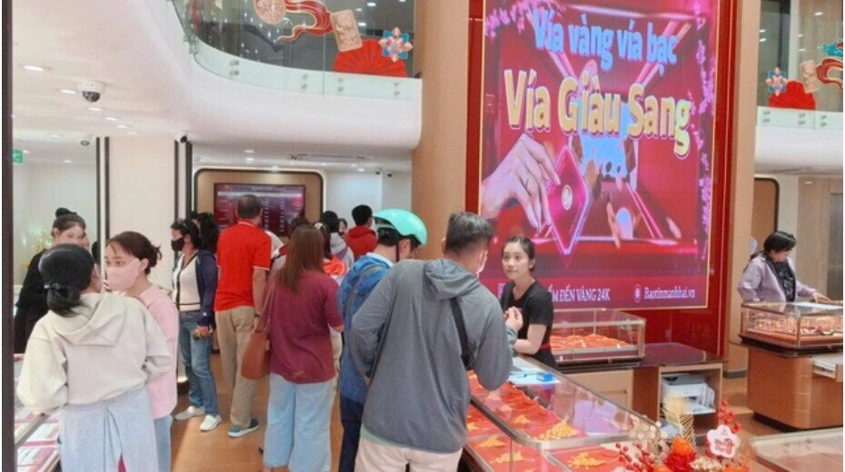 Người dân TPHCM đổ xô mua vàng, bạc, gửi tiết kiệm ngay ngày làm việc đầu năm