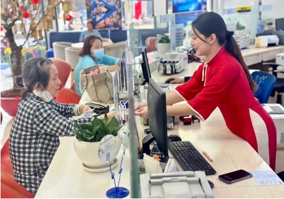 Người dân TPHCM đổ xô mua vàng, bạc, gửi tiết kiệm ngay ngày làm việc đầu năm