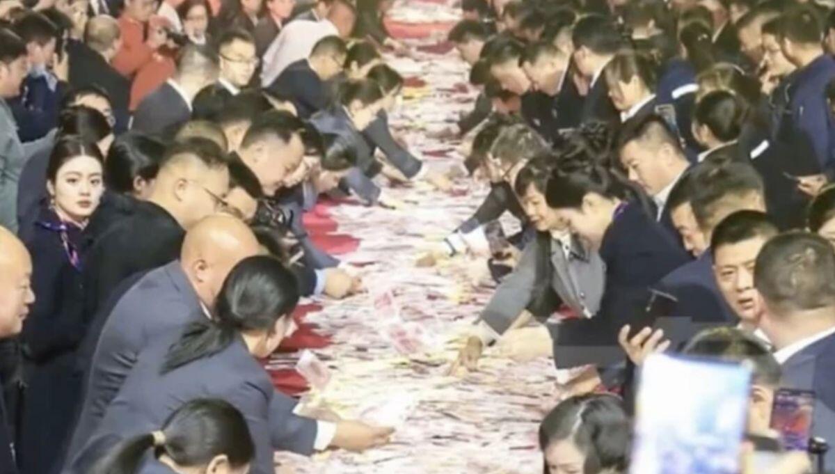 7.000 nhân viên đếm tiền mỏi tay, ông chủ Trung Quốc tuyên bố sốc: “Đếm được bao nhiêu mang về hết”