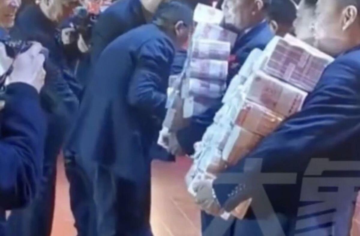 7.000 nhân viên đếm tiền mỏi tay, ông chủ Trung Quốc tuyên bố sốc: “Đếm được bao nhiêu mang về hết”