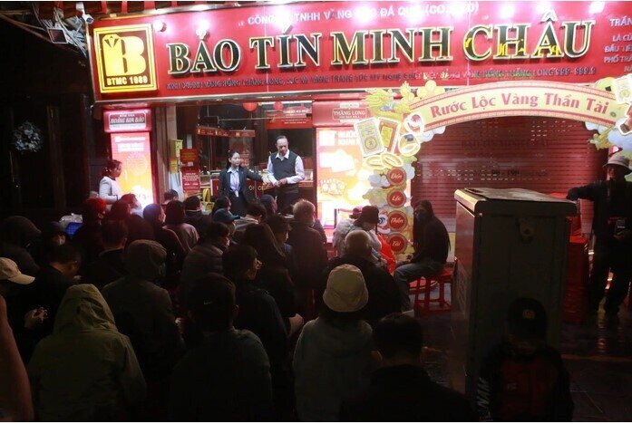 Nhiều năm giữ thói quen mua vàng vía Thần Tài, cụ bà gần 80 tuổi than giá vàng cao quá
