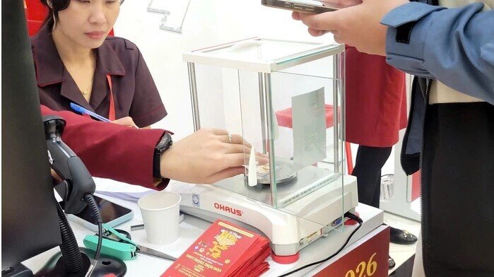Nhiều năm giữ thói quen mua vàng vía Thần Tài, cụ bà gần 80 tuổi than giá vàng cao quá
