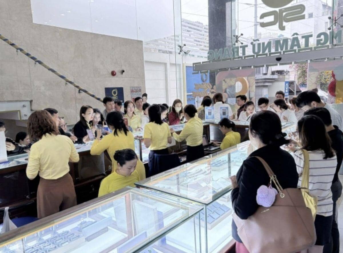 Giá vàng hôm nay: Một số thương hiệu bất ngờ bán ra không giới hạn ngày vía Thần Tài