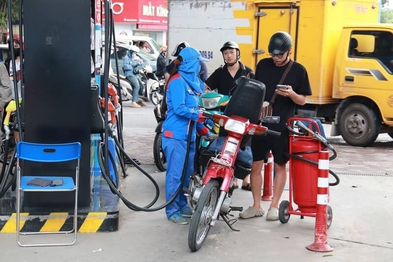 Giá xăng dầu hôm nay 1/3/2026: Phiên cuối tuần bật tăng gần 3%