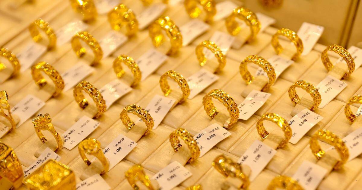 Vàng rơi khỏi mốc 5.000 USD, thị trường trong nước giảm sốc