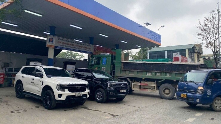 Hà Nội: Ô tô, xe máy nườm nượp xếp hàng chờ đổ xăng dầu do lo ngại giá tăng