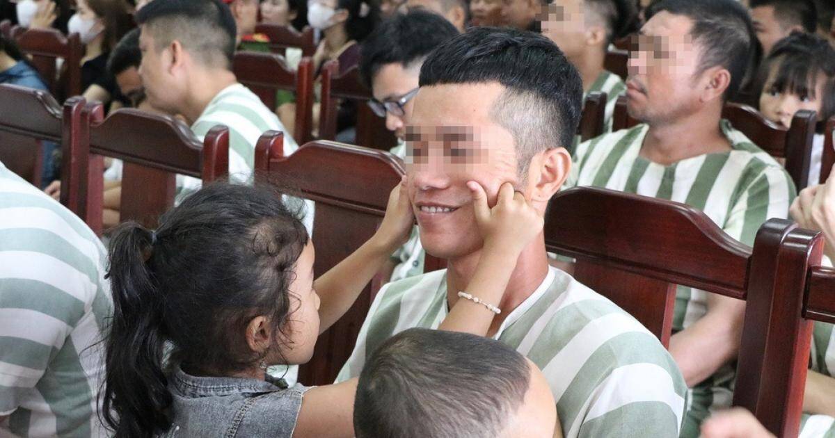 Gửi tiền cho phạm nhân qua mã QR: Tiện người nhà, rảnh cán bộ