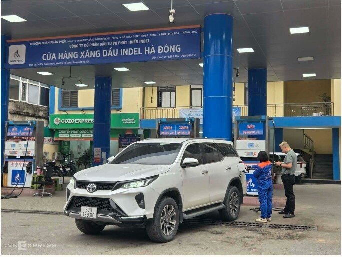 Cây xăng bán nhỏ giọt, treo biển hết hàng