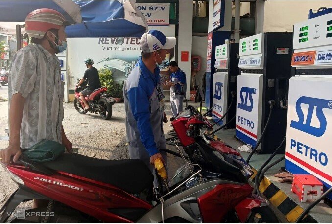 Cây xăng bán nhỏ giọt, treo biển hết hàng