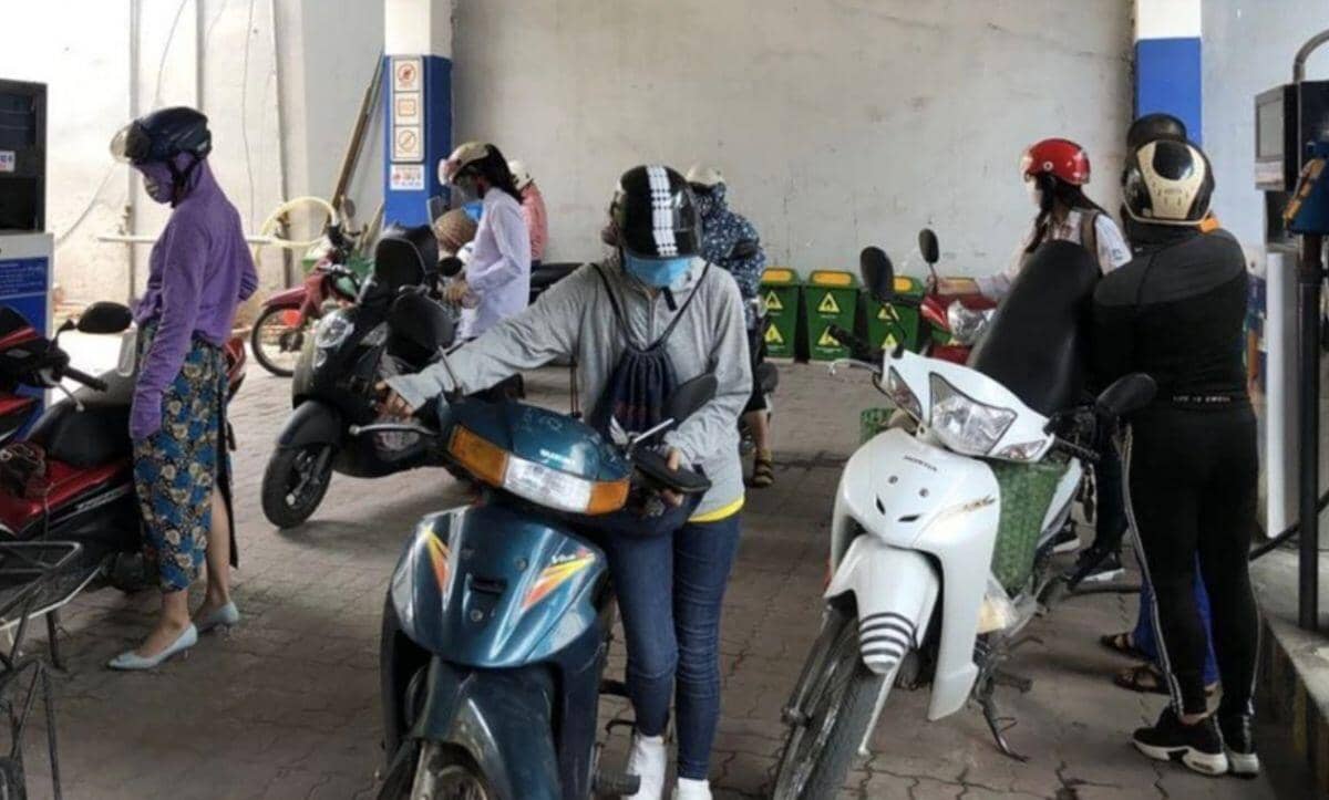 Nguồn cung nội địa tới 80%, vì sao giá xăng ở Việt Nam vẫn tăng mạnh theo thế giới?