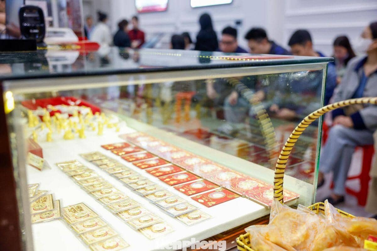 Vì sao giá vàng bạc lao dốc?