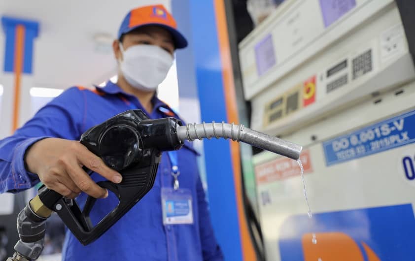 Xăng dầu tăng sốc trong 3 ngày, có loại vọt hơn 15.000 đồng
