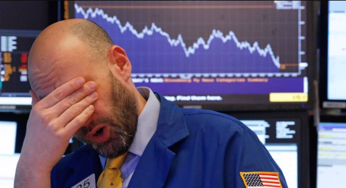 Phố Wall “đỏ lửa” giữa cú sốc dầu và việc làm Mỹ