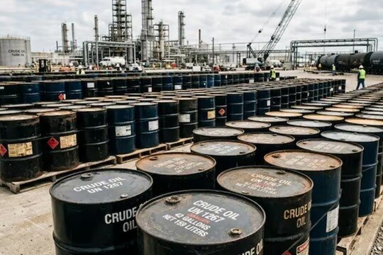 WTI vọt lên 106 USD/thùng: ông Trump "đổ thêm dầu vào lửa"