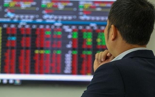 Nhóm cổ phiếu nào là "vịnh tránh bão" khi VN-Index tìm đáy?