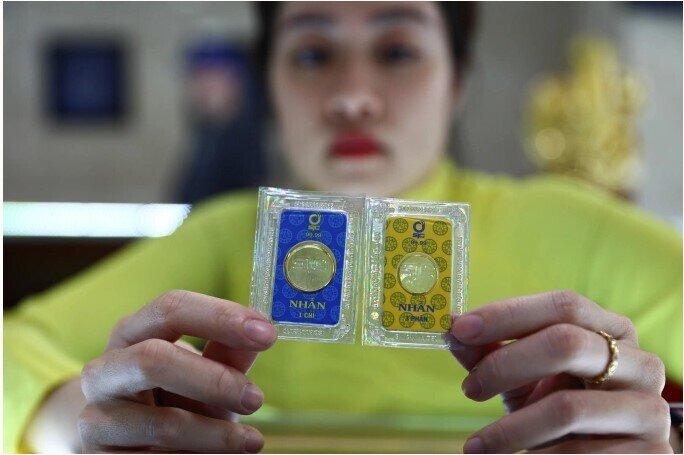 Giá vàng suy yếu khi nhà đầu tư chuyển sang giữ USD