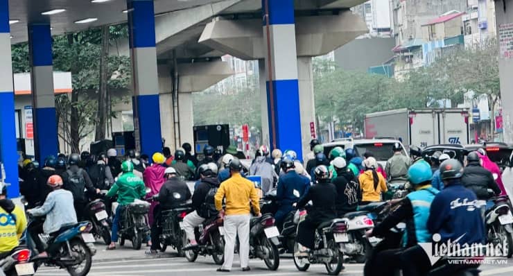 Vì sao cây xăng bán giới hạn xe máy 50.000 đồng/lượt, ô tô 500.000 đồng/lượt?